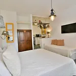 Golden Studios&suites Hotel